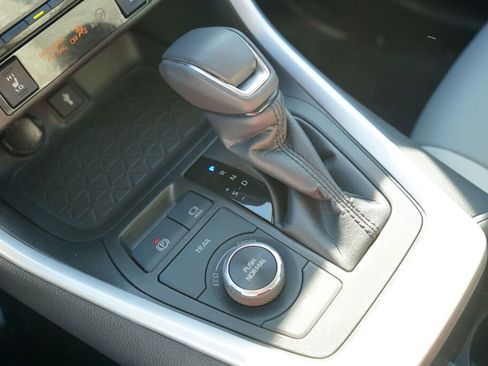 Used 2022 Toyota RAV4 XLE Premium image 19