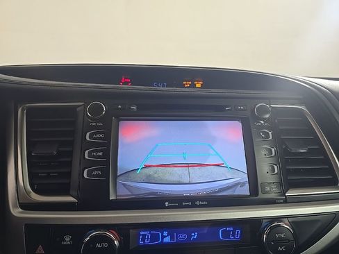 Used 2019 Toyota Highlander SE image 10