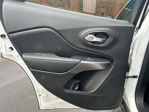 Used 2020 Jeep Cherokee Limited image 22