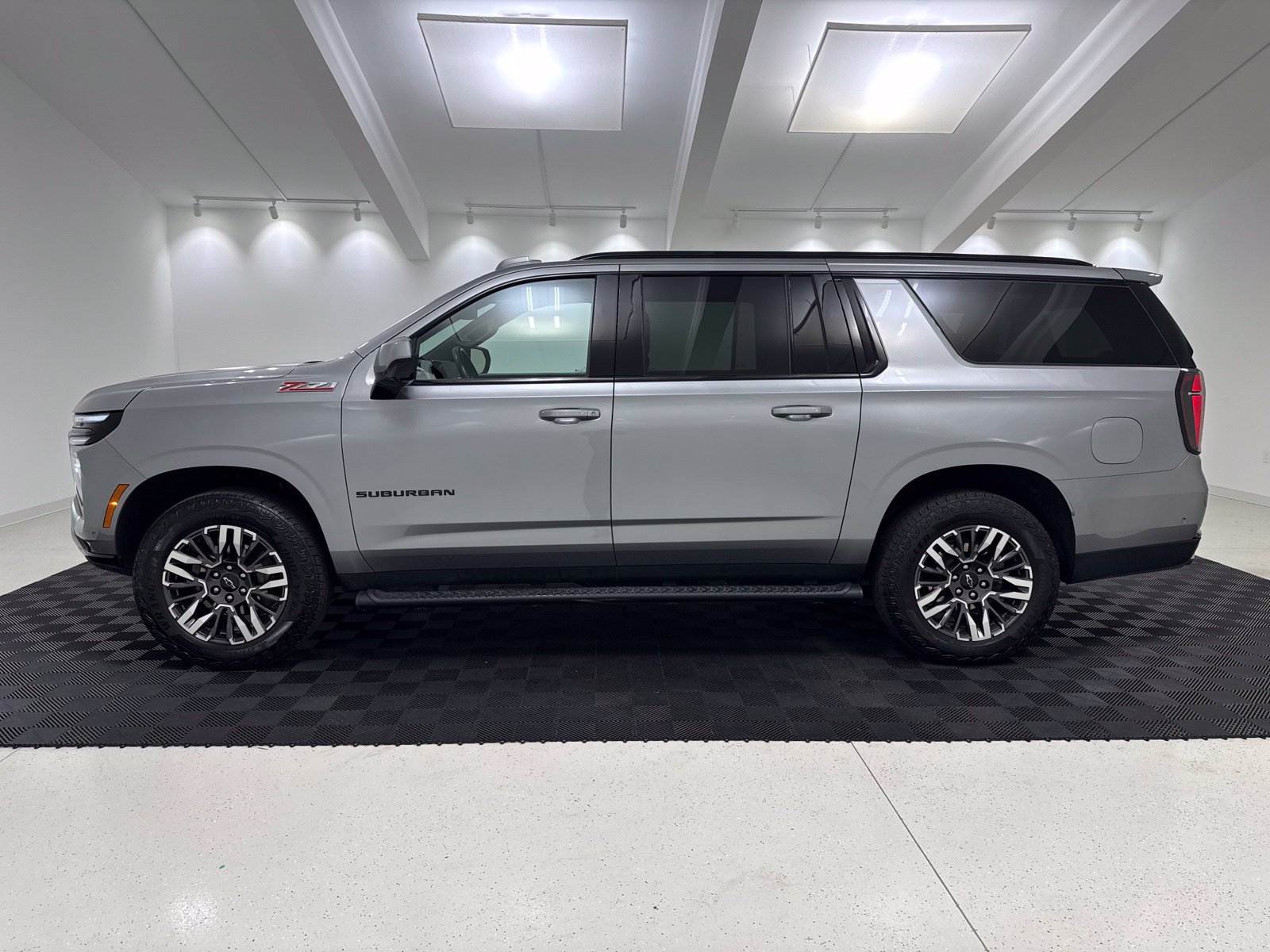 Used 2025 Chevrolet Suburban Z71 AWD/4WD image 4