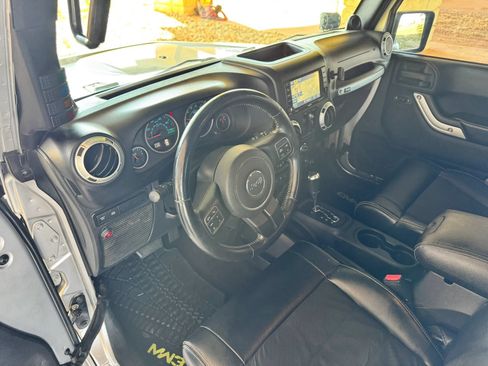 Used 2012 Jeep Wrangler Unlimited Rubicon AWD/4WD image 11