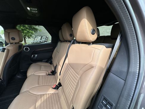 Used 2023 Land Rover Discovery Metropolitan Edition AWD/4WD image 30