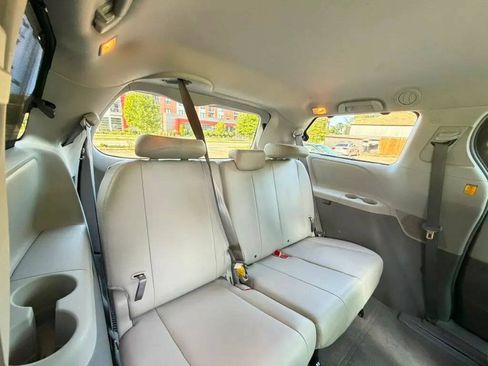 Used 2012 Toyota Sienna XLE FWD image 10