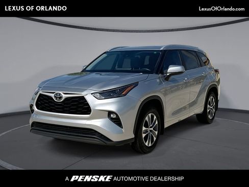 Used 2024 Toyota Highlander XLE FWD image 1