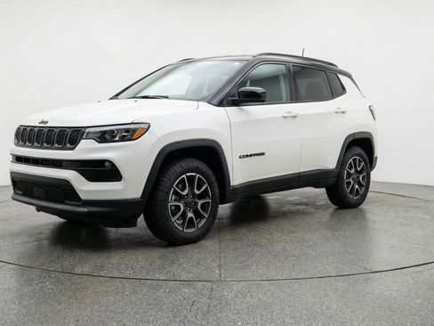 Used 2025 Jeep Compass Trailhawk AWD/4WD image 3