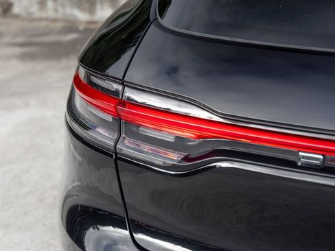 Certified 2022 Porsche Macan S AWD/4WD image 18