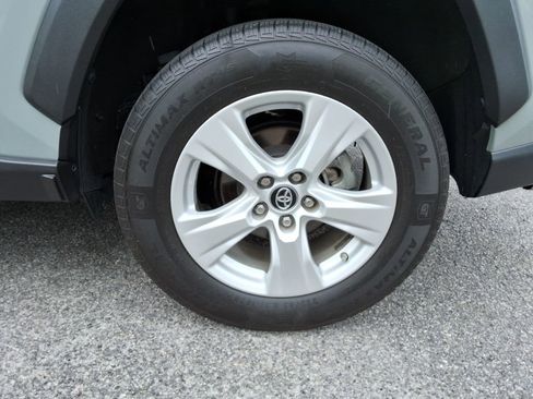 Used 2019 Toyota RAV4 XLE w/ Convenience Package FWD image 11
