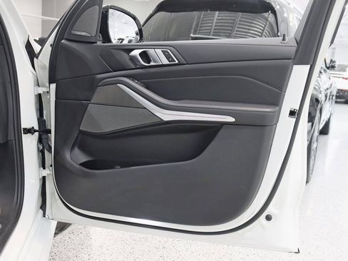 Used 2022 BMW X5 M50i image 39