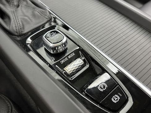 Used 2020 Volvo XC60 T5 Momentum image 18