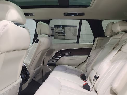 New 2025 Land Rover Range Rover SE image 6