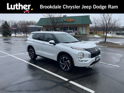 Used 2023 Mitsubishi Outlander SE image 1