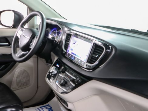 Used 2023 Chrysler Pacifica Touring-L FWD image 26