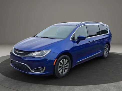 Used 2020 Chrysler Pacifica Touring-L Plus FWD image 4