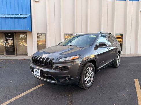 Used 2018 Jeep Cherokee Limited image 3