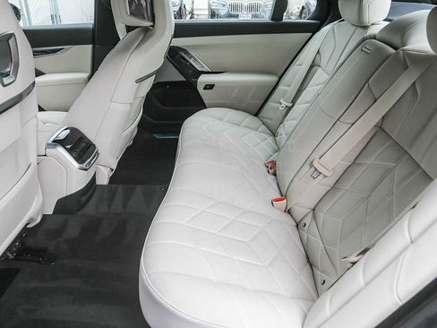 Used 2025 BMW 750e xDrive w/ Premium Package image 15