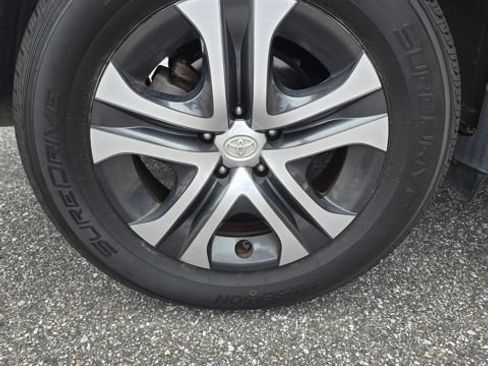 Used 2018 Toyota RAV4 LE FWD image 16