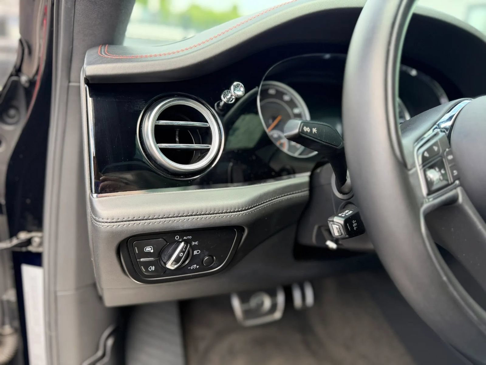 Used 2020 Bentley Bentayga AWD/4WD image 40