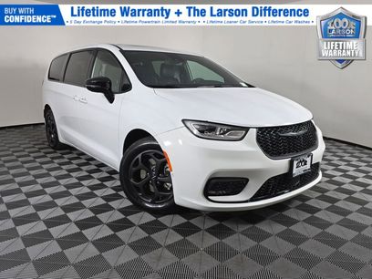 Used 2023 Chrysler Pacifica Limited w/ Uconnect Theater Family Group