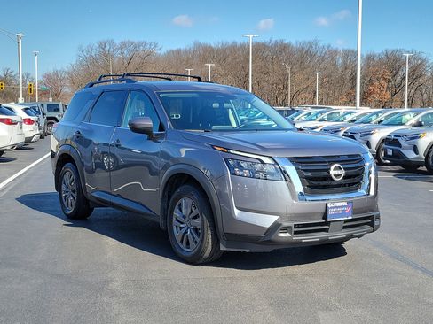Used 2024 Nissan Pathfinder SV image 2