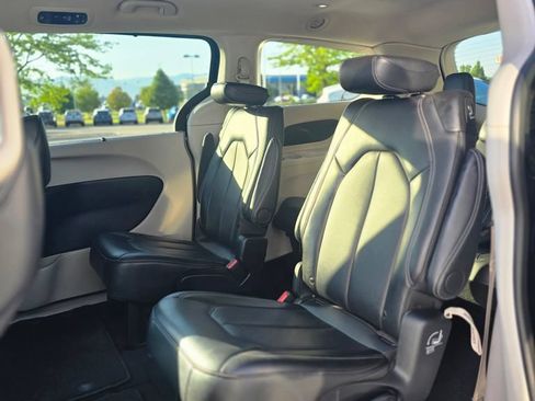 Used 2024 Chrysler Pacifica Touring-L FWD image 19
