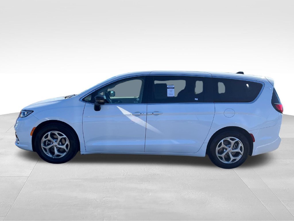 Used 2024 Chrysler Pacifica Limited FWD image 2