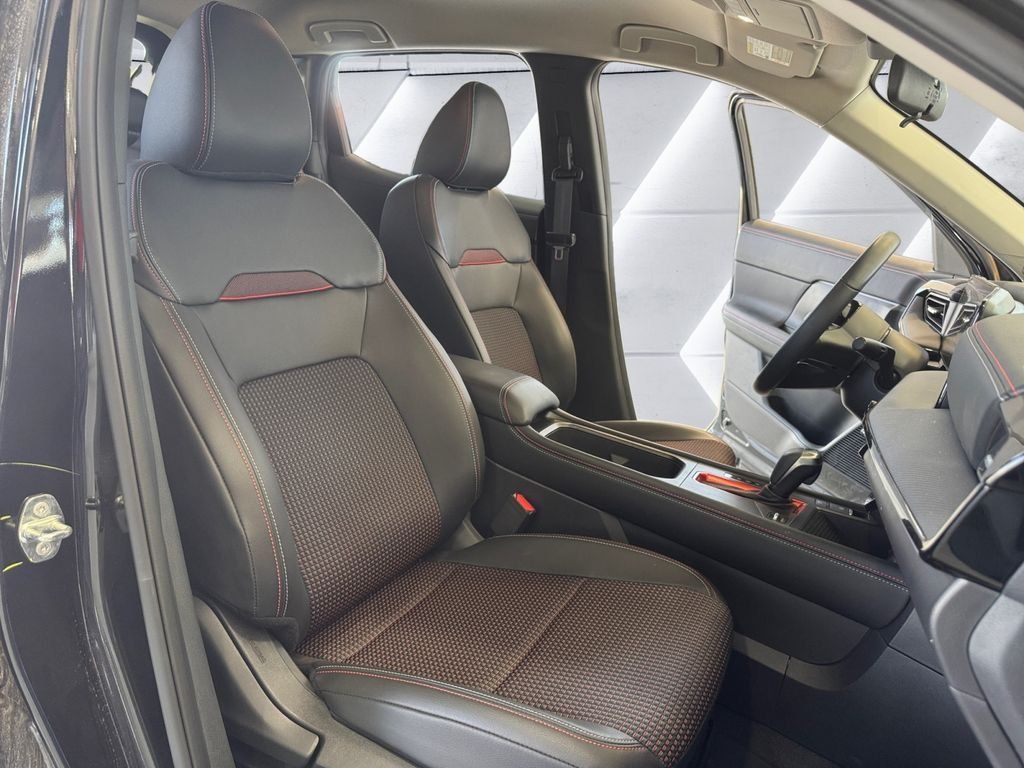 Used 2025 Nissan Kicks SR AWD/4WD image 14