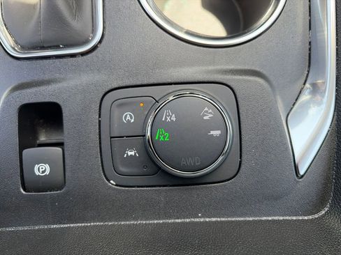 Used 2023 Chevrolet Traverse LT AWD/4WD image 39