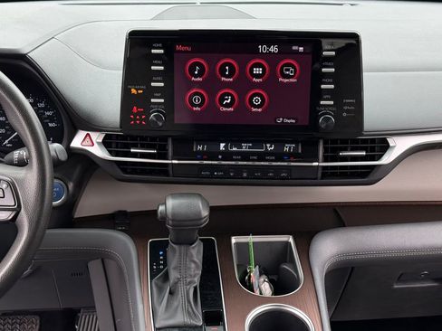 Used 2024 Toyota Sienna LE image 16