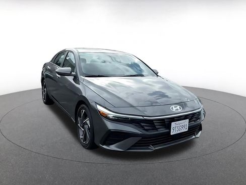 Used 2025 Hyundai Elantra SEL image 3