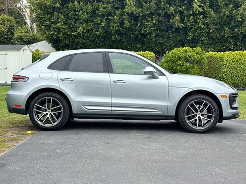 Certified 2025 Porsche Macan AWD/4WD image 9