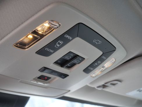 Used 2024 Toyota Sienna XLE w/ XLE Plus Package FWD image 34