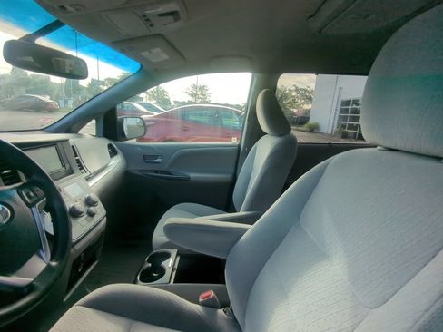 Used 2016 Toyota Sienna LE FWD image 6