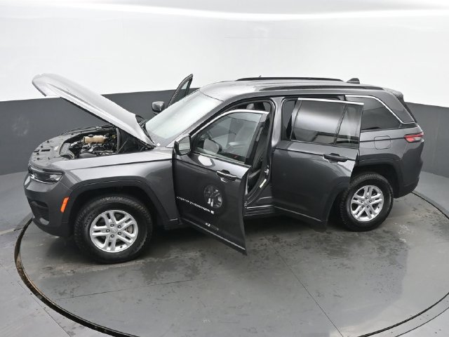 Used 2024 Jeep Grand Cherokee Laredo AWD/4WD image 63