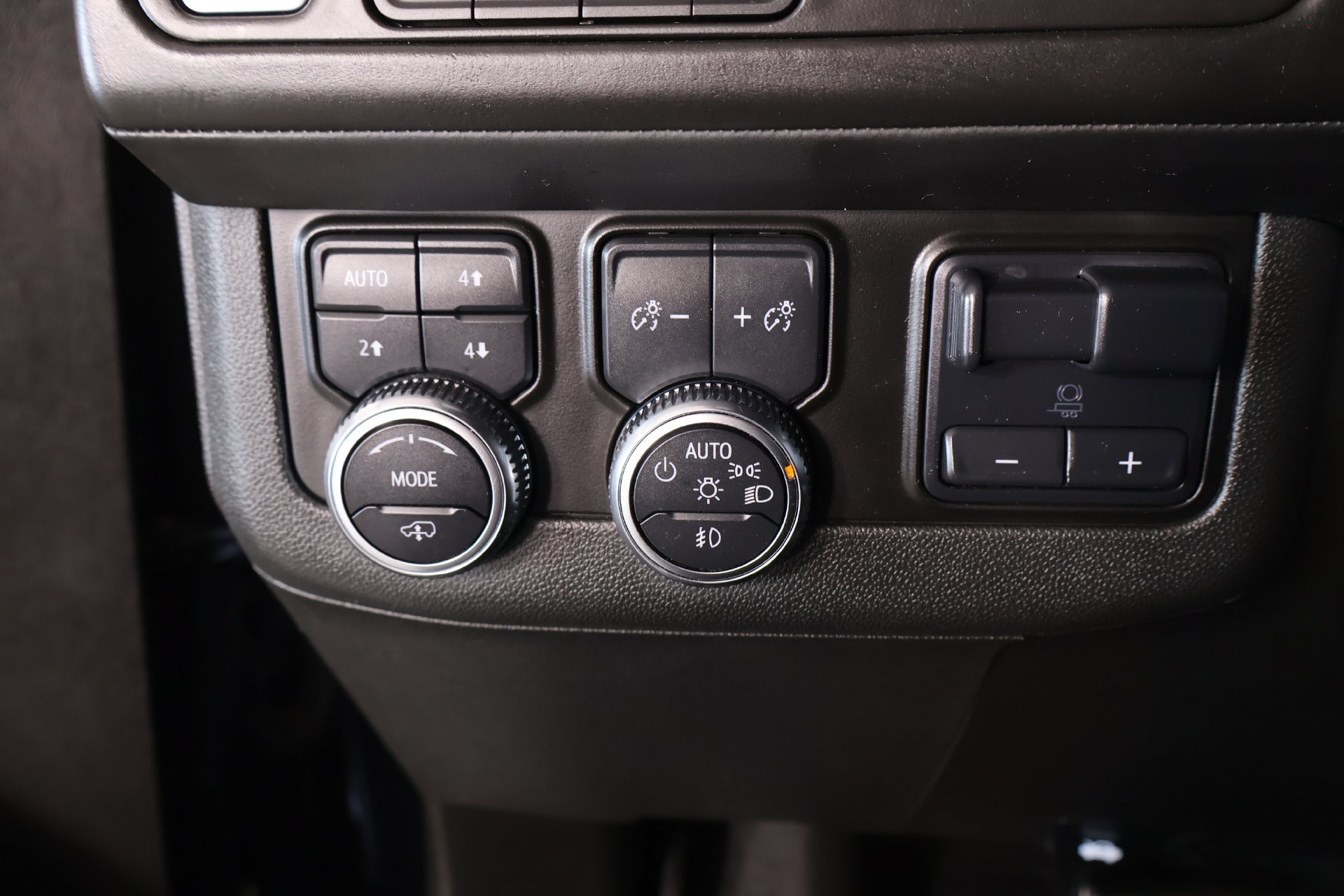 Used 2023 GMC Yukon Denali Ultimate AWD/4WD image 9