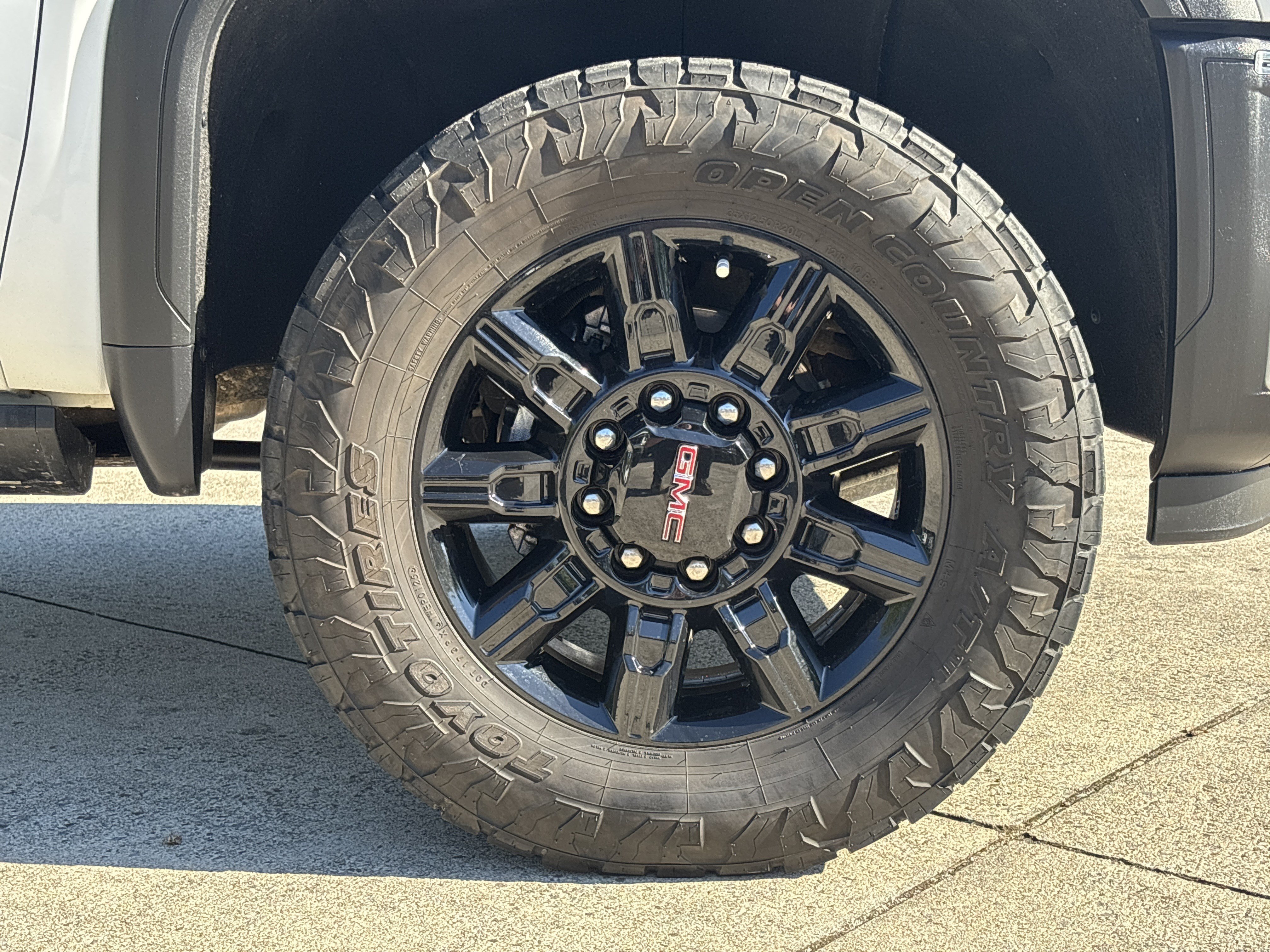Used 2024 GMC Sierra 2500 AT4 w/ AT4 Premium Plus Package AWD/4WD image 9