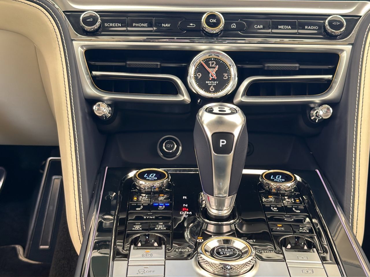 Used 2025 Bentley Flying Spur Plug-In Hybrid AWD/4WD image 24