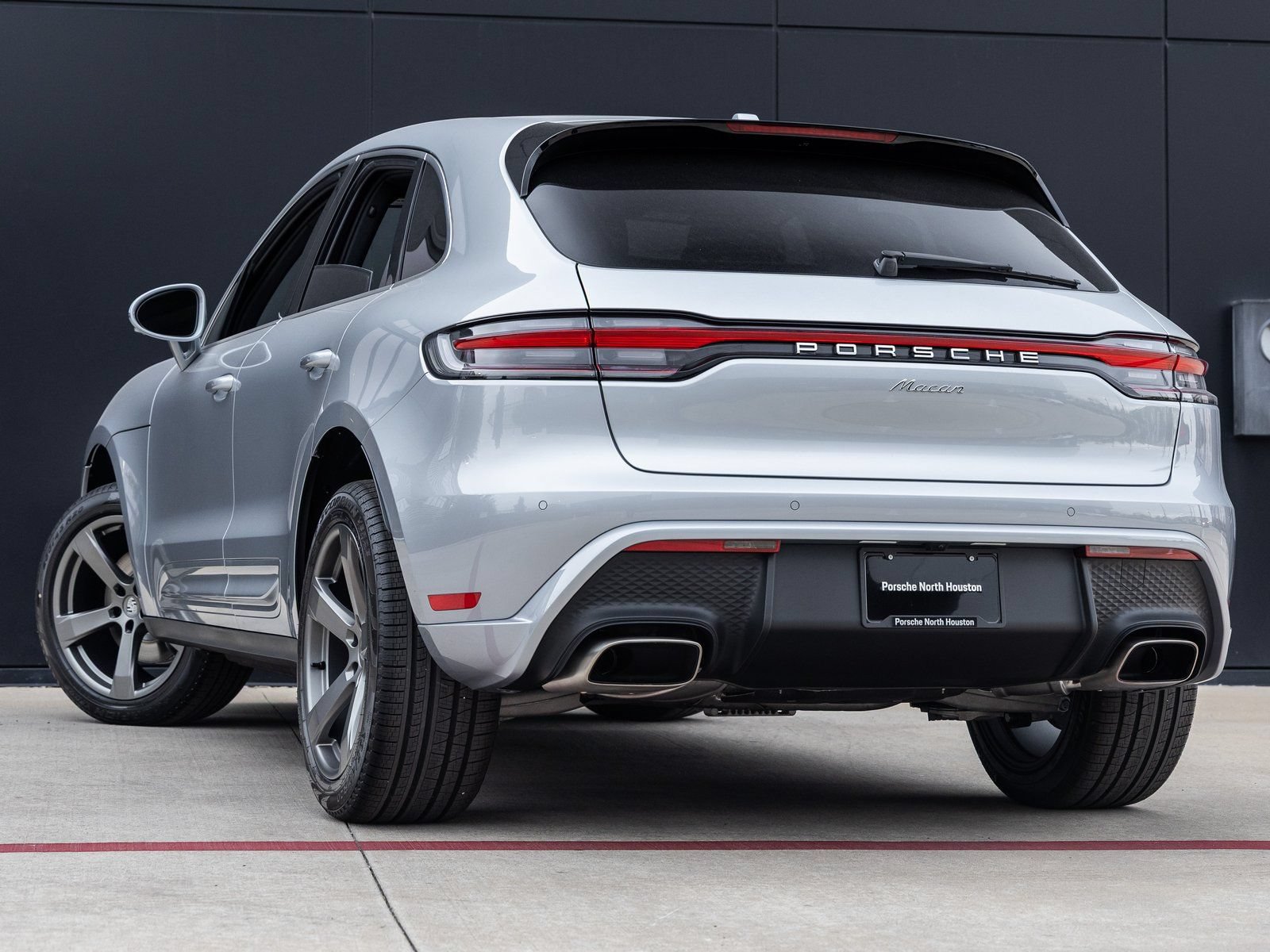 Certified 2026 Porsche Macan AWD/4WD image 3
