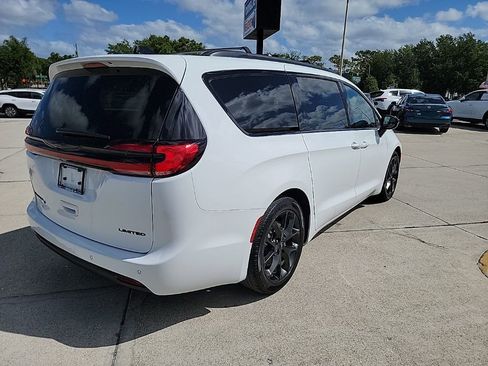 Used 2025 Chrysler Pacifica Limited image 5