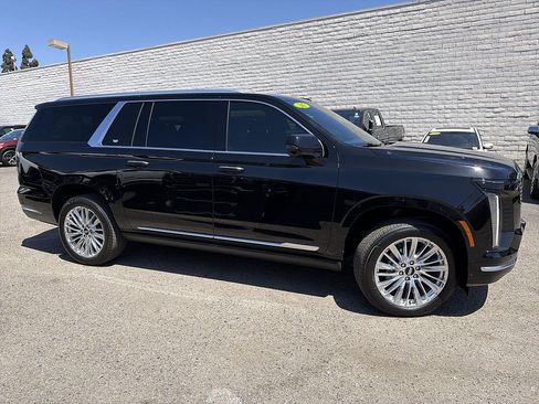 Used 2026 Cadillac Escalade ESV Luxury RWD image 4