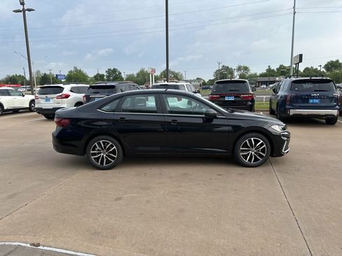 New 2026 Volkswagen Jetta SE FWD image 4