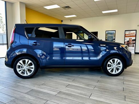 Used 2016 Kia Soul + image 5