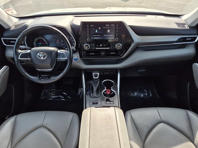 Used 2021 Toyota Highlander XLE AWD/4WD image 17
