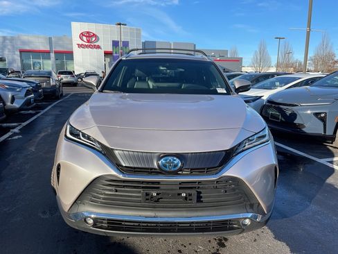 Certified 2024 Toyota Venza XLE image 2