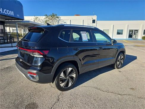 Used 2025 Volkswagen Taos SE w/ Panoramic Sunroof Package image 3