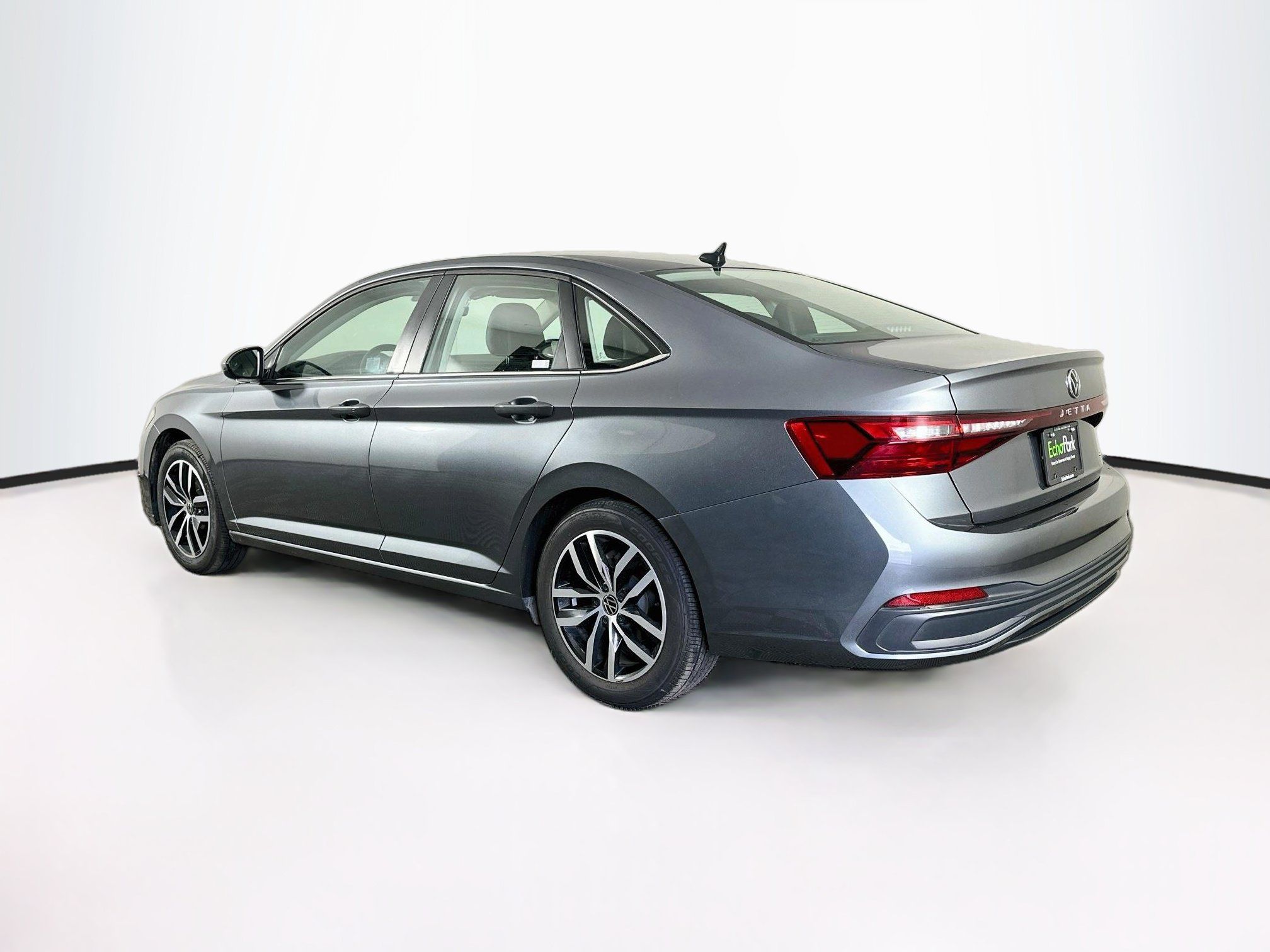 Used 2025 Volkswagen Jetta SE FWD image 5