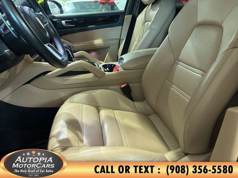 Used 2022 Porsche Cayenne AWD/4WD image 8