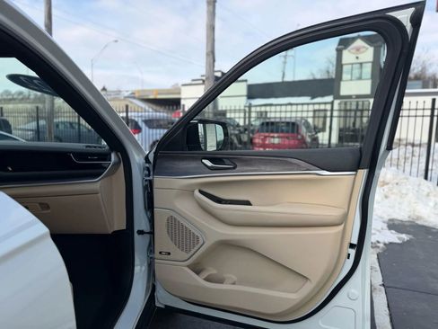 Used 2022 Jeep Grand Cherokee Limited 4xe w/ Luxury Tech Group II image 32