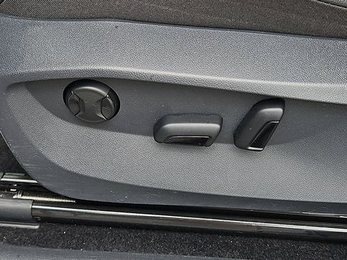 Used 2022 Volkswagen Tiguan SE FWD image 25