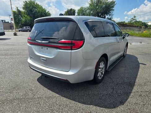 Used 2024 Chrysler Pacifica Touring-L FWD image 4