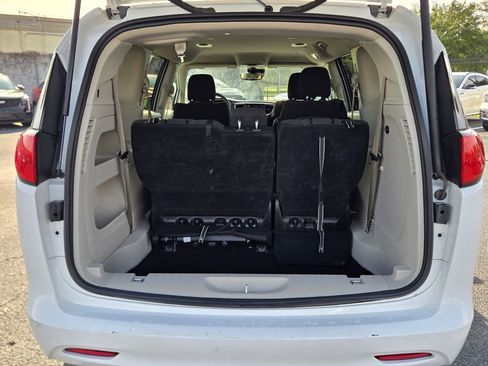 Used 2023 Chrysler Voyager LX image 11